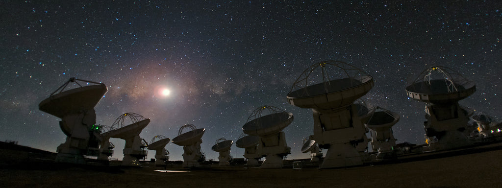 The antennas of the Atacama Large Millimeter Array (ALMA) against a breathtaking starry night sky.