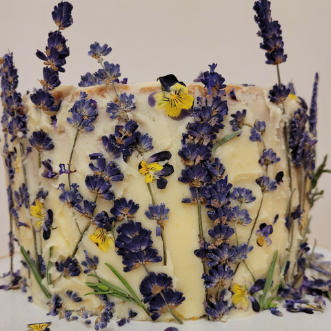 pressed and dried flowers to decorate cakes