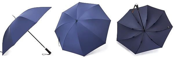 青い長い防風傘のデ​​ィスプレイ