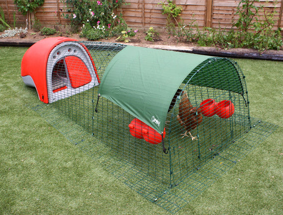 30_eglu_classic_run Plastic chicken house and chicken wire run on grass