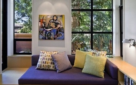 T80.2b White living room with purple sofa and green cushions