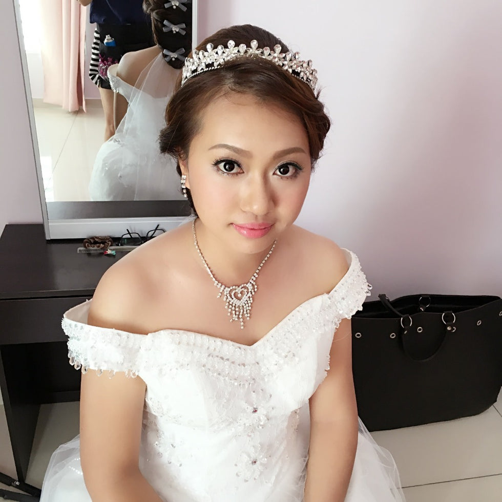 Book Bridal Makeup And Hairdo Service To Your Doorstep Effortless