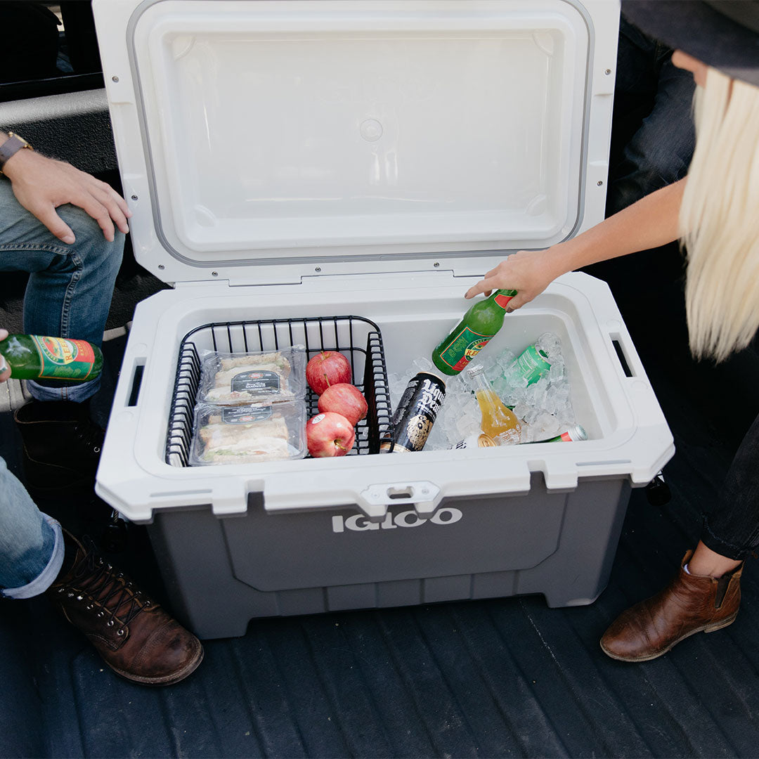 Open lid with food basket, ice, food and drinks