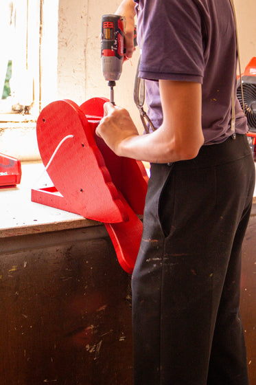 Assembling bird feeder