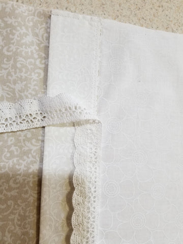 Sewing lace onto the fabric seam