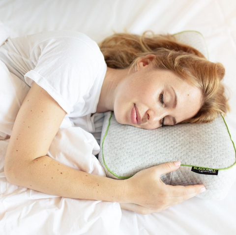 Woman sleeping on the BLACKROLL Recovery Pillow