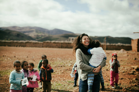 Andrea Bury mit Kindern der Abury Foundation