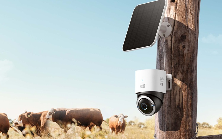 eufy mobile Überwachungskamera mit Solarpanel auf dem land