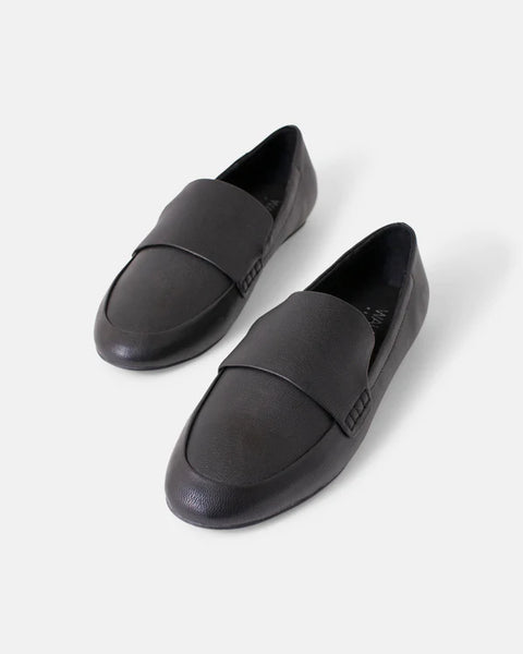 Walnut - Dutch Leather Loafer - Black Pebble – Clover and Co