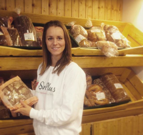 Katrin präsentiert unsere Brottheke vom SirPlus Store