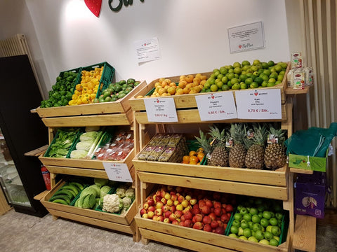 Volles Obst & Gemüse Regal im SirPlus Store