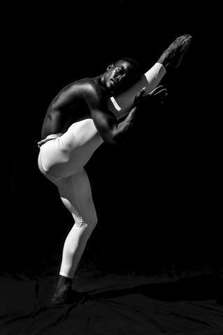 Kevin Tate - Ambassadeur de la galerie pour I Dance Contemporary (photo noir et blanc - collants blancs)
