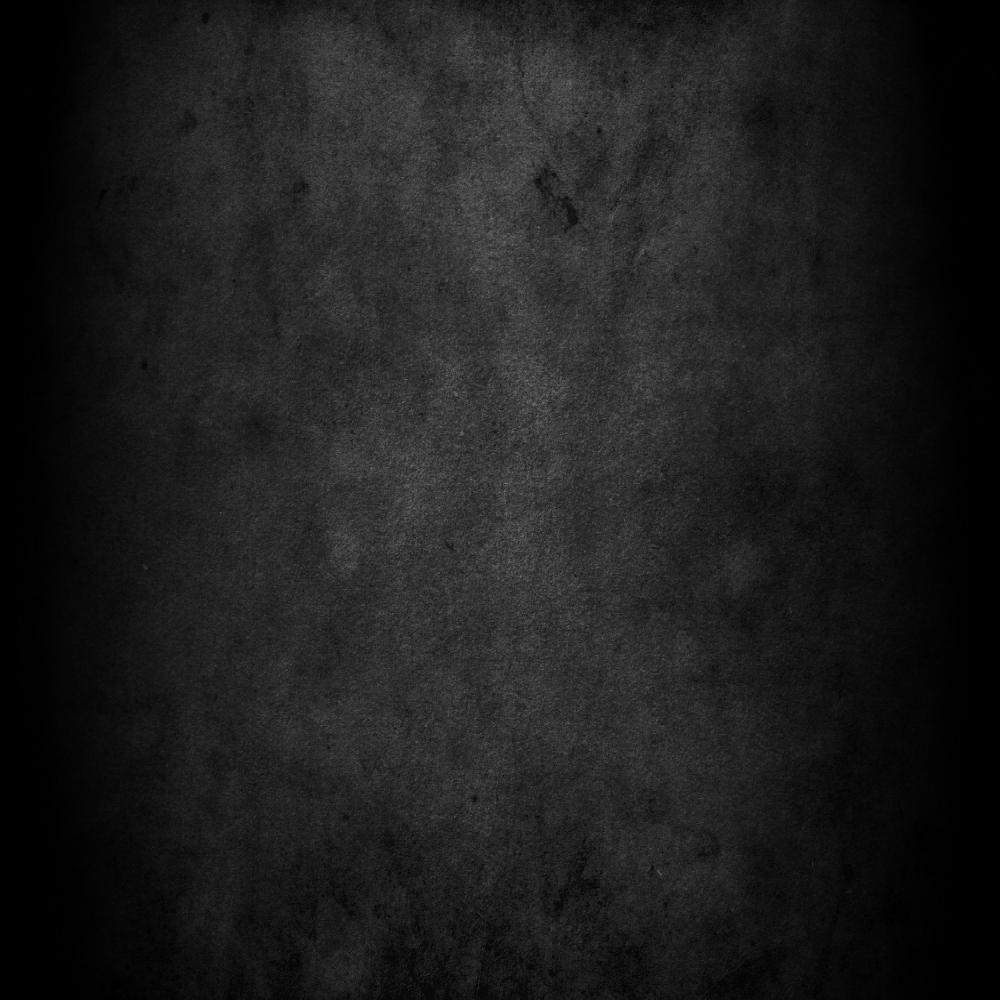 Tường đen với vân trang trí mang đến sự độc đáo và cứng cáp cho bức ảnh.