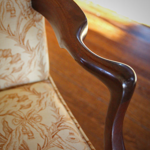 Pair of Kittinger Bench-Made 17th Century Reproduction Chairs with Cream Damask Linen Upholstery (LEO Design)