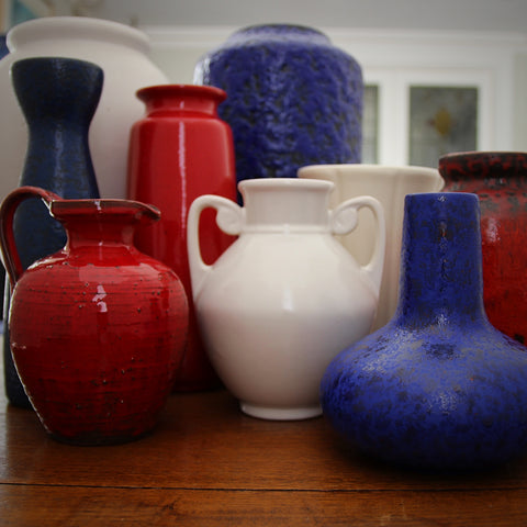 A Collection of Red, White & Blue Vintage Ceramics (LEO Design)