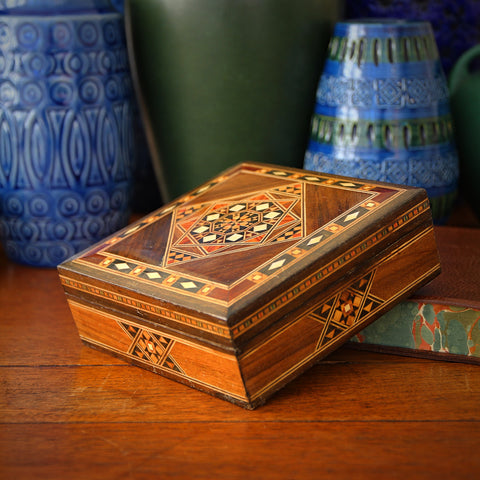 Mid-Century Middle Eastern Marquetry Jewelry Box with Inlaid Wooden Veneers and Mother-of-Pearl (LEO Design)