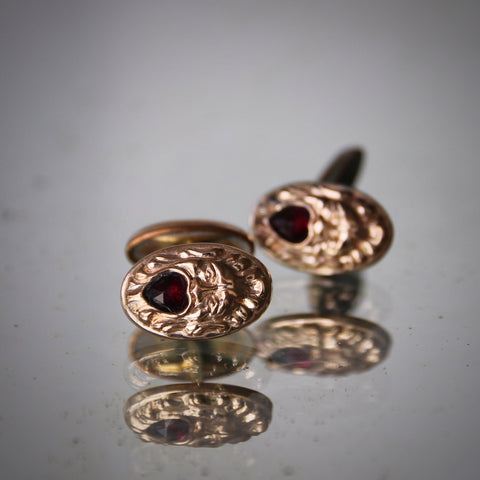 Late Victorian Gold-Content "Grotesque" Cufflinks with Heart-Form Faceted Amethysts in Mouth (LEO Design)