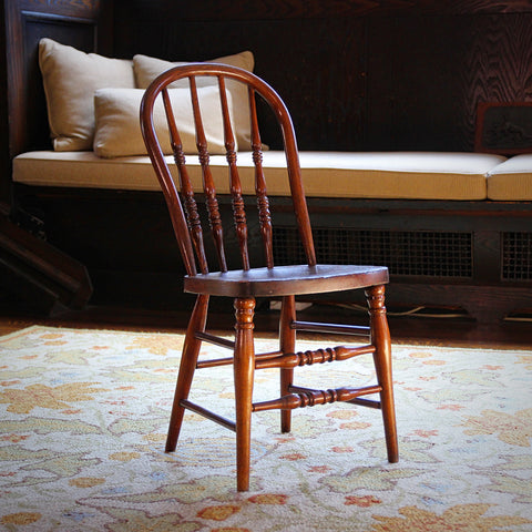 Turn-of-the-Century Windsor Child's Chair with Bentwood Back, Sculpted Seat and Turned Spindles (LEO Design)