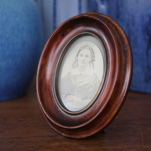 Victorian Walnut Oval Photo Frame with Table Stand and Hangin Ring (LEO Design)