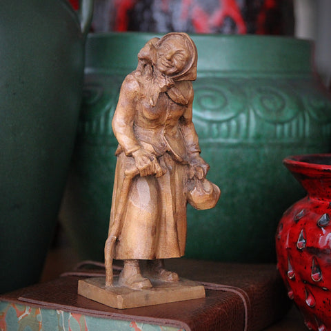 Blackforest Hand-Carved Wooden Sculpture of a Village Woman and Her Cat (LEO Design)