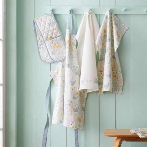 Kitchen Essentials Redefined: The Best Oven Gloves and Tea Towels of the Year