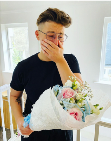 @theyrequeer Max holding flowers and crying