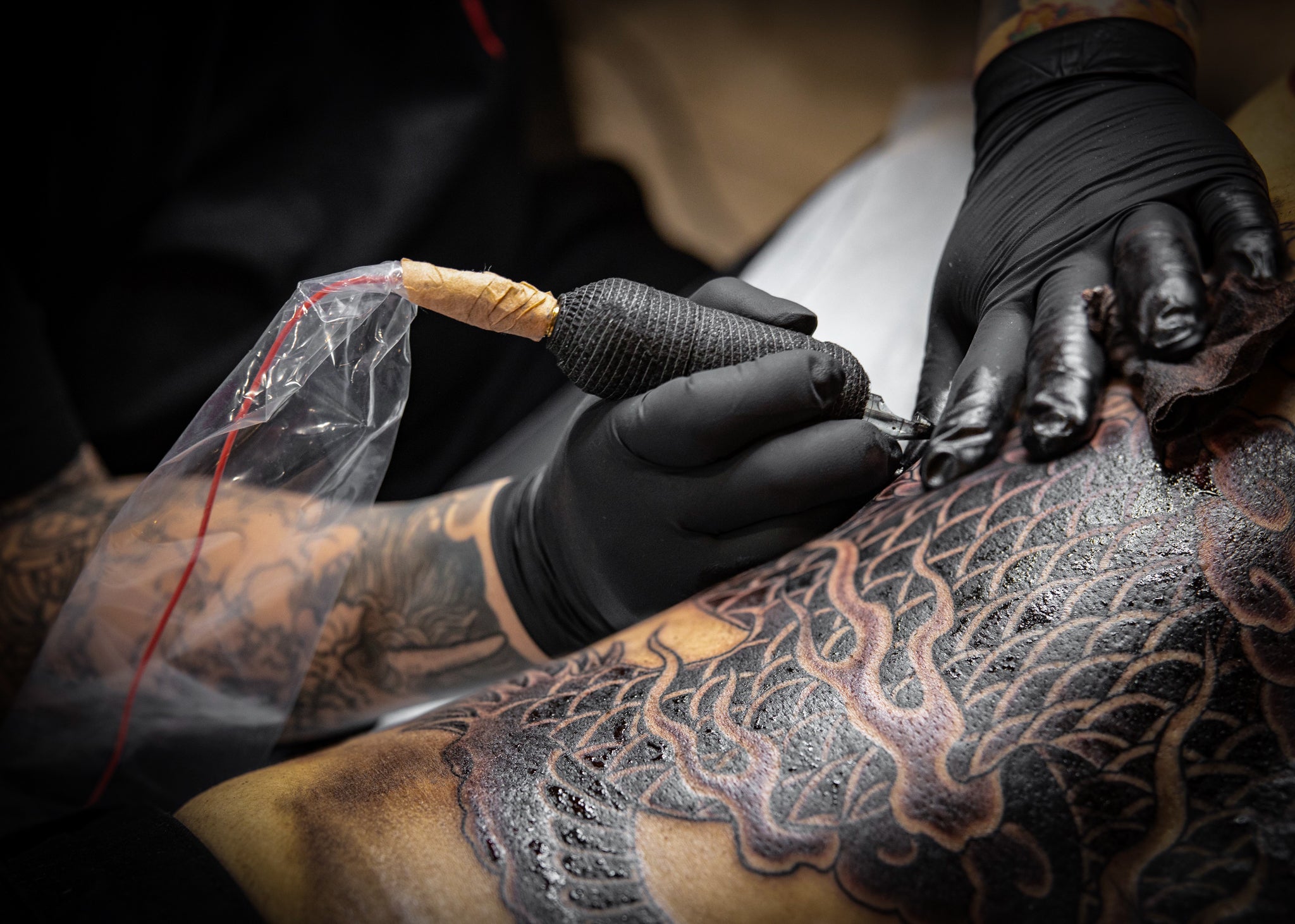 Tattoo care: Một bức tranh thân thương trên da sẽ trở nên hoàn hảo hơn với phương pháp chăm sóc hình xăm hiệu quả. Không chỉ giúp tăng độ bền và đẹp mà còn bảo vệ làn da bạn. Hãy tìm hiểu thêm về cách chăm sóc hình xăm để có một kết quả hoàn hảo.