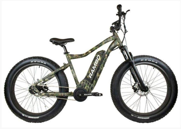 Rambo Roamer fett reifen ebike ist eine mitte stick ebike mit einem dunkelgrün camo punkt job. das Bild zeigt ein Seitenprofil nach rechts auf weißem Hintergrund