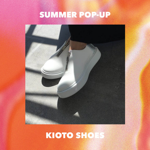 Foto mit weißen Schuhen von Kioto Shops, im Sonnenlicht mit Licht und Schattenwirkung