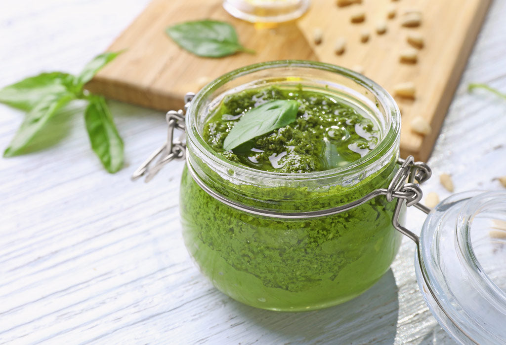 Grünes Pesto aus Wildkräutern in einem kleinen Gefäß