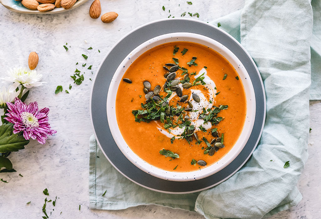 Kürbissuppe mit Kräutern und Kürbiskernen 