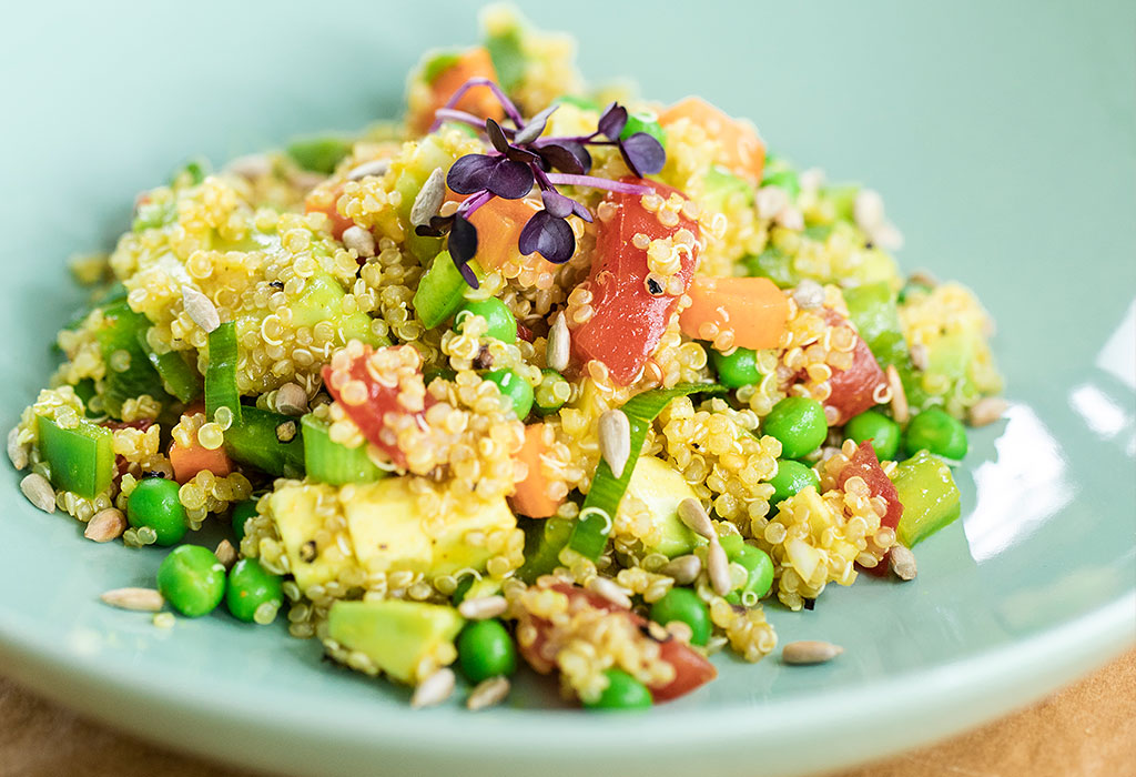 Quinoa Salat mit Erbsen auf einem Teller 