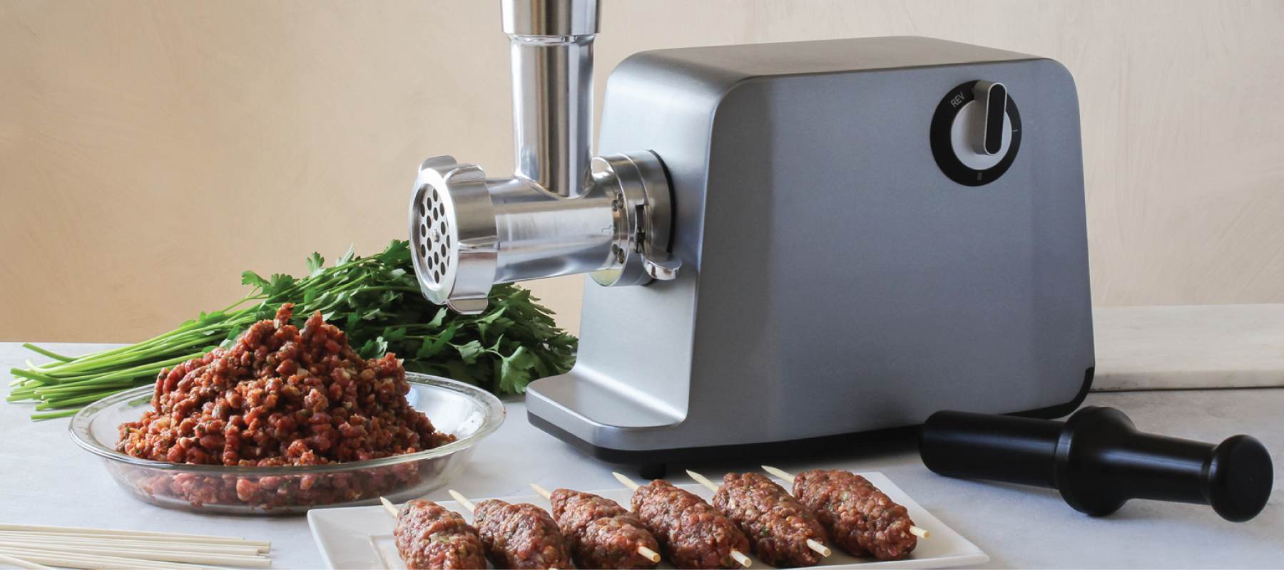 Yumystori Hachoir à viande électrique,9 en 1 3000 W max hachoir a viande,  avec 3 plaques, trancheuse/broyeur/râpe à légumes et kit Kubbe poussoir a  saucisse pour la cuisine à domicile : 