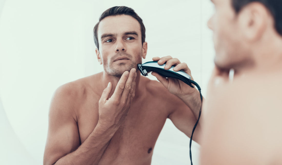 homme utilisant un rasoir électrique sur le visage