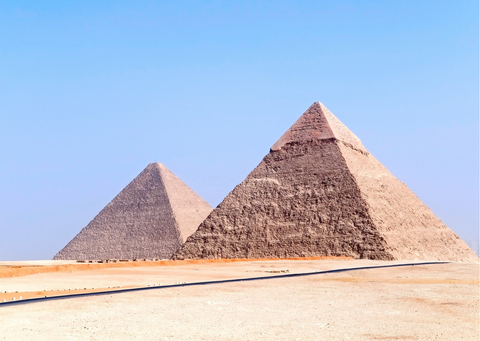 Photo de deux pyramides dans le désert