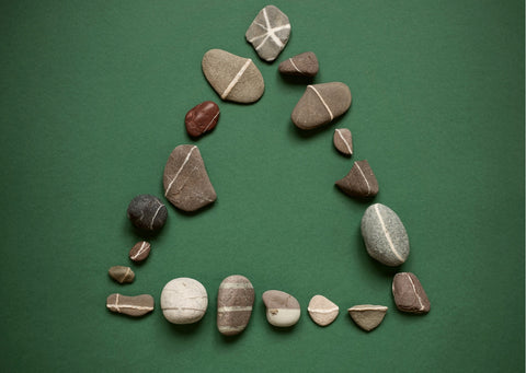 Alignement de petites pierres formant un triangle