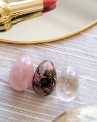 coffret-trio-3-œufs-de-yoni-quartz-rose-quartz-cristal-rhodonite-moyens-non-troues