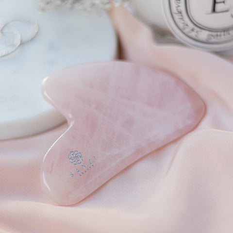 Gua Sha sten til ansigtet i rosenkvarts fra Sanzi Beauty