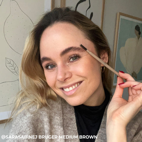 Brow Pen i medium brown fra Sanzi Beauty