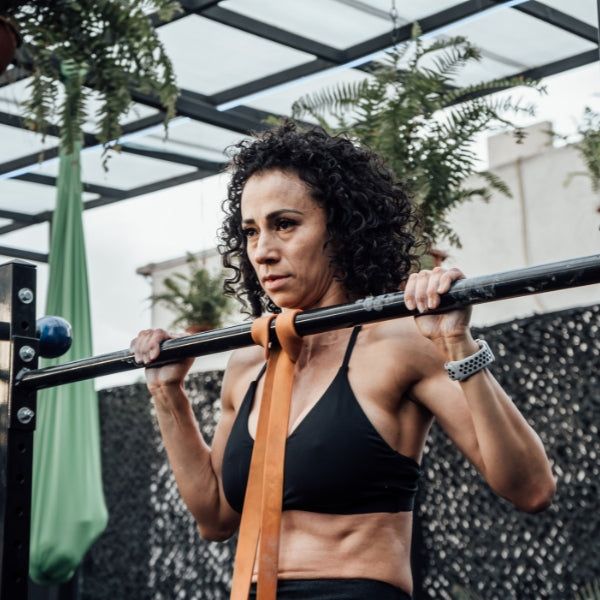 Woman using resistance bands to do a Pull Up