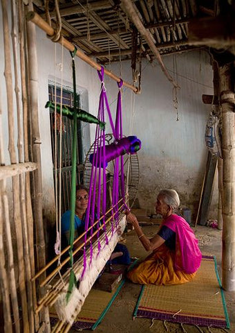 Woman weaving on a traditional loom - Tamil Nadu - India