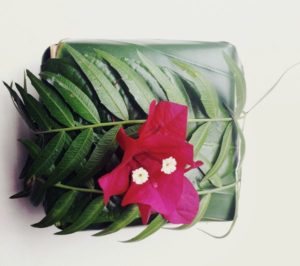 leaf-and-flower-gift-wrap-idea