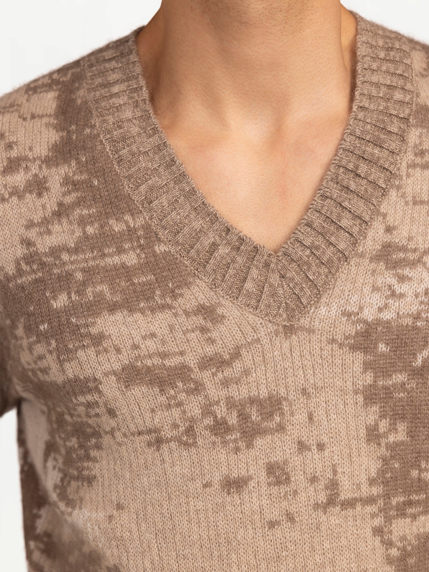 Men's Organic Cashmere Jacquard V-Neck Sweater Taupe - Gobi Cashmere