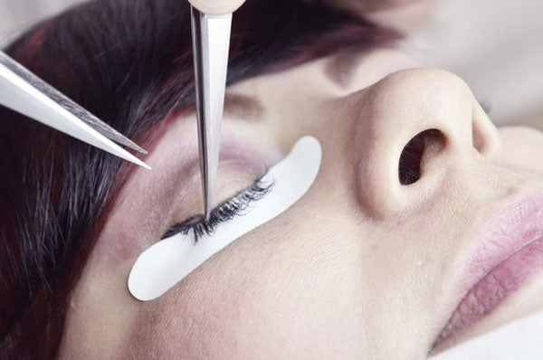 how to remove fake eyelashes