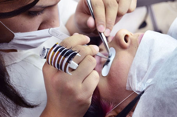 lash technician working on a client