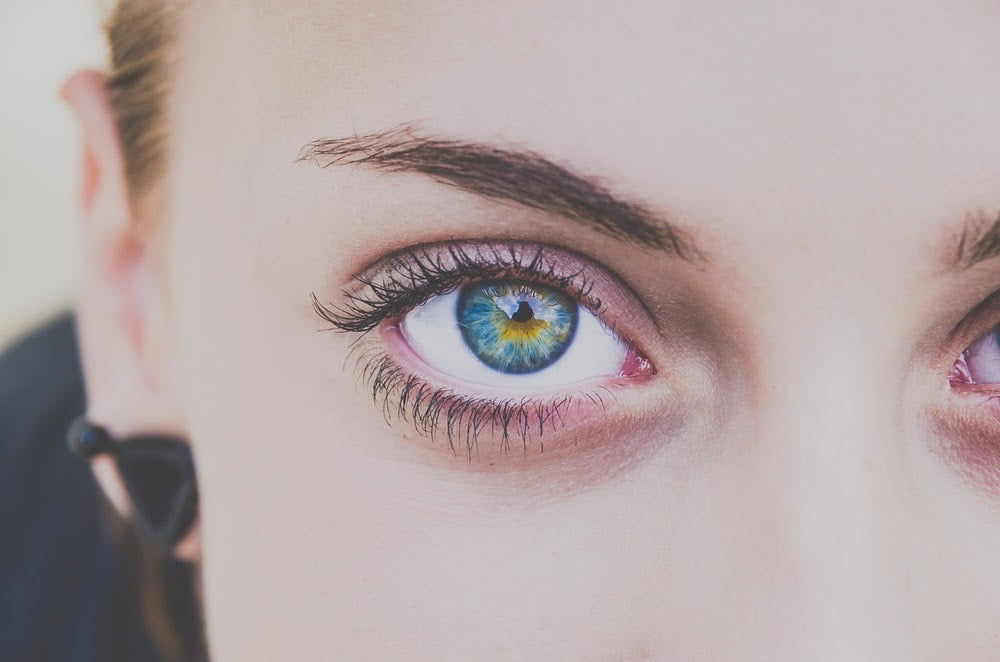 woman with natural lashes