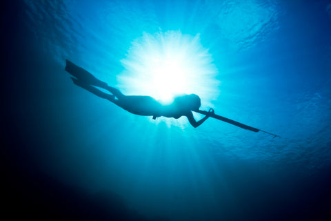 woman-spearfishing-in-open-water-ocean