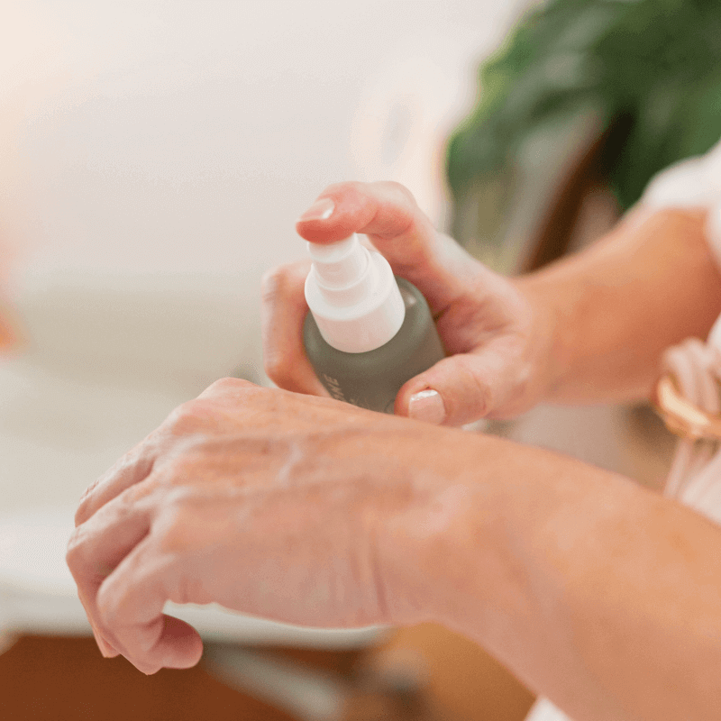 le spray nettoyant mains