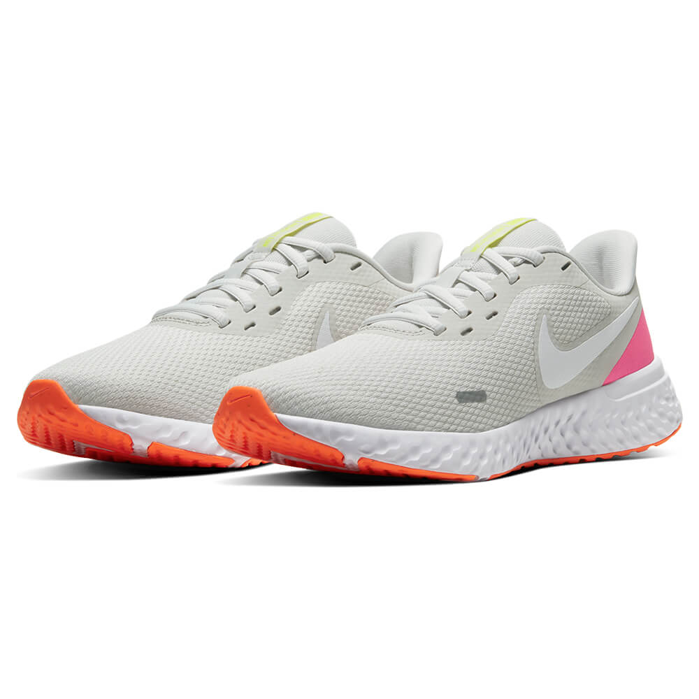 nike wmns revolution