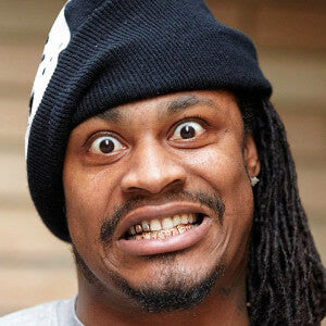 marshawn lynch wearing gold grillz